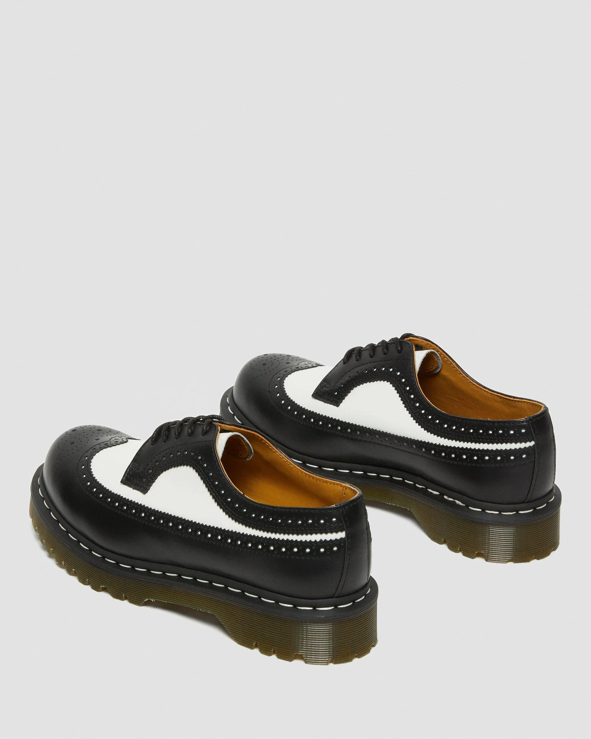 3989 Bex brogue shoes in smooth leather Dr. Martens