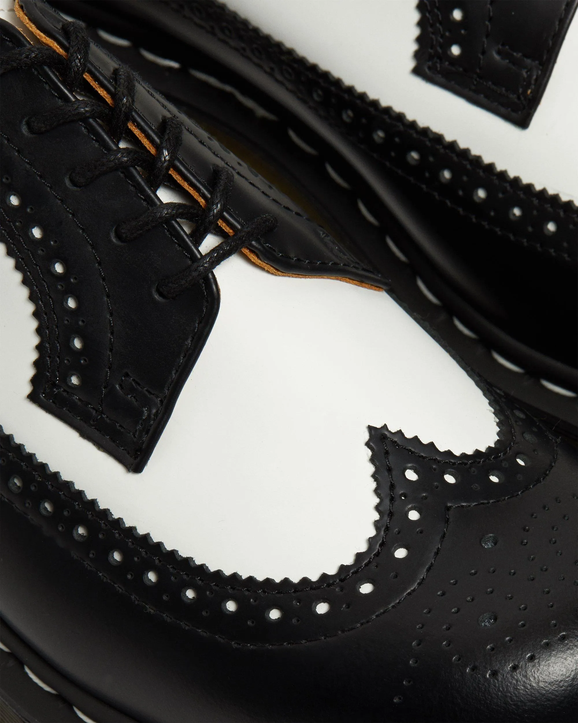 3989 Bex brogue shoes in smooth leather Dr. Martens