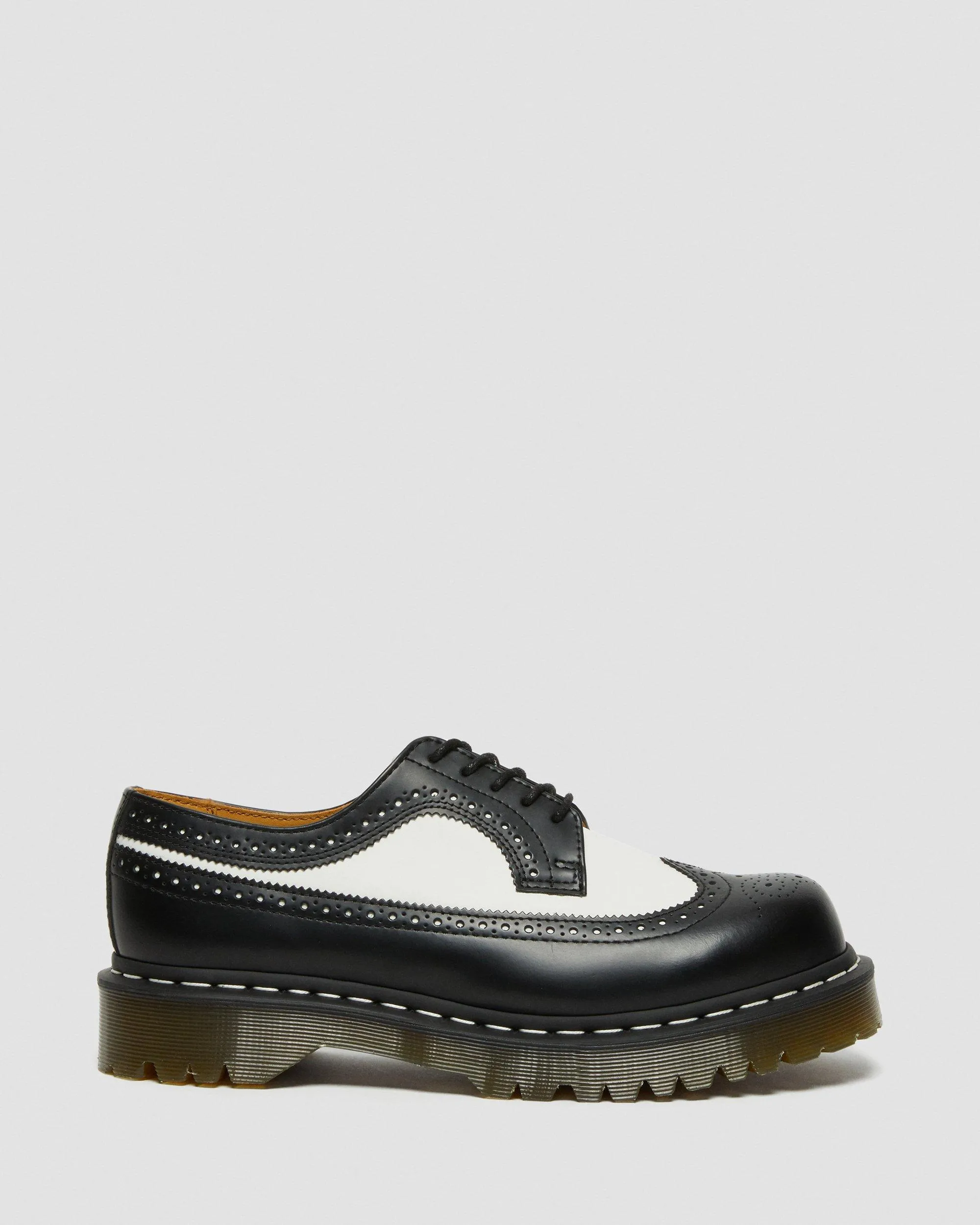 3989 Bex brogue shoes in smooth leather Dr. Martens