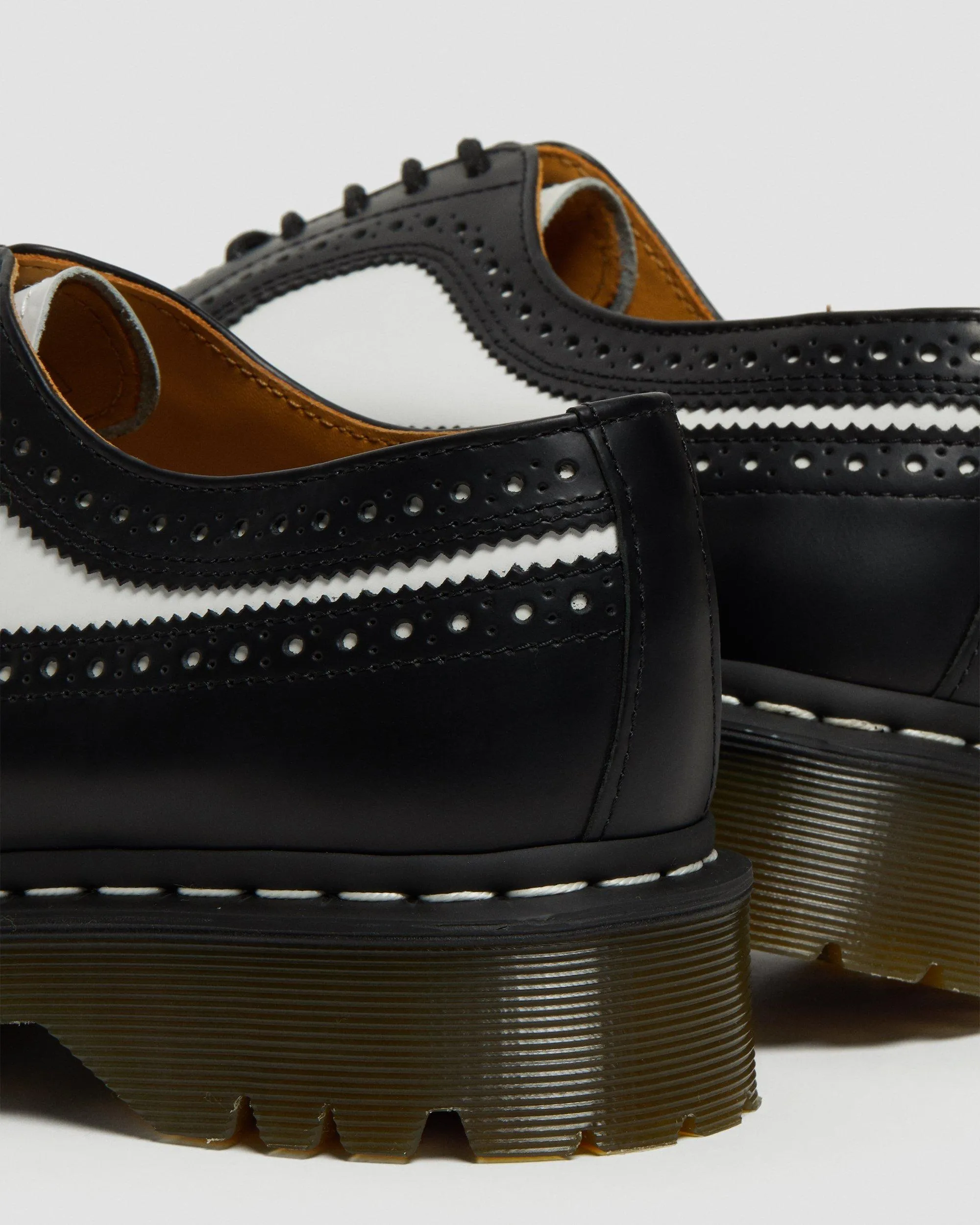 3989 Bex brogue shoes in smooth leather Dr. Martens