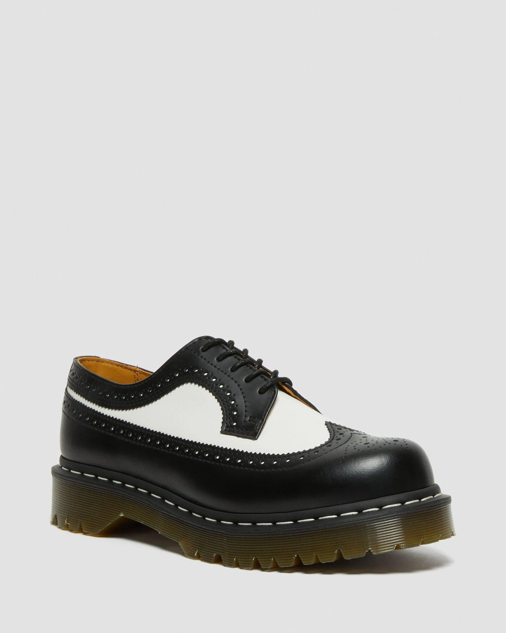 3989 Bex brogue shoes in smooth leather Dr. Martens