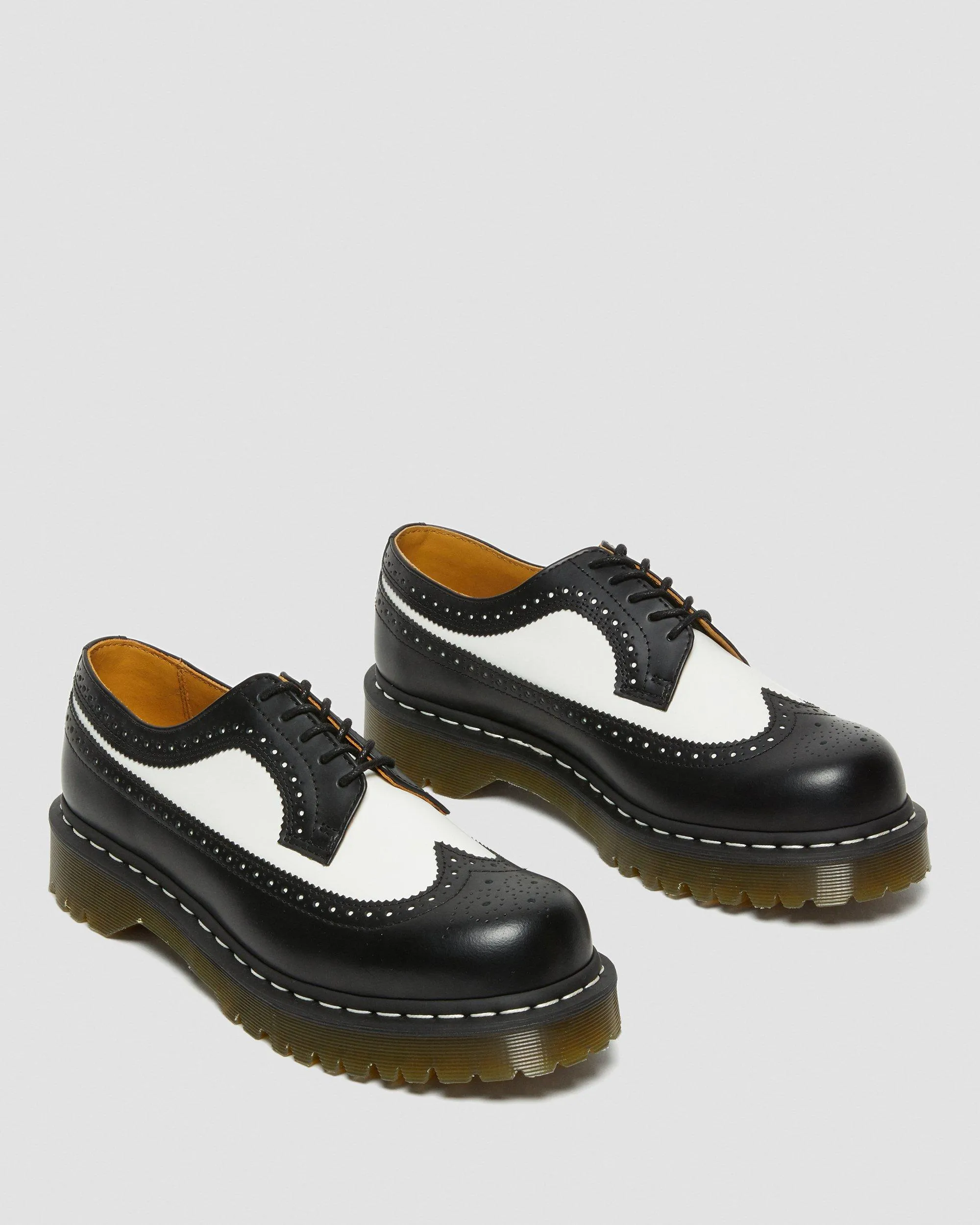 3989 Bex brogue shoes in smooth leather Dr. Martens